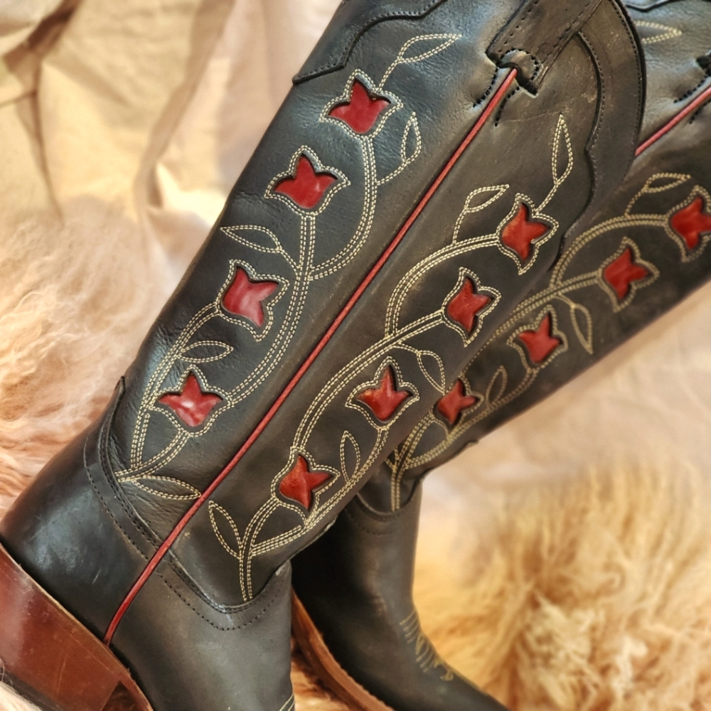 Size 6 Idyllwind Black/Red Snip toe Cowboy Boot
